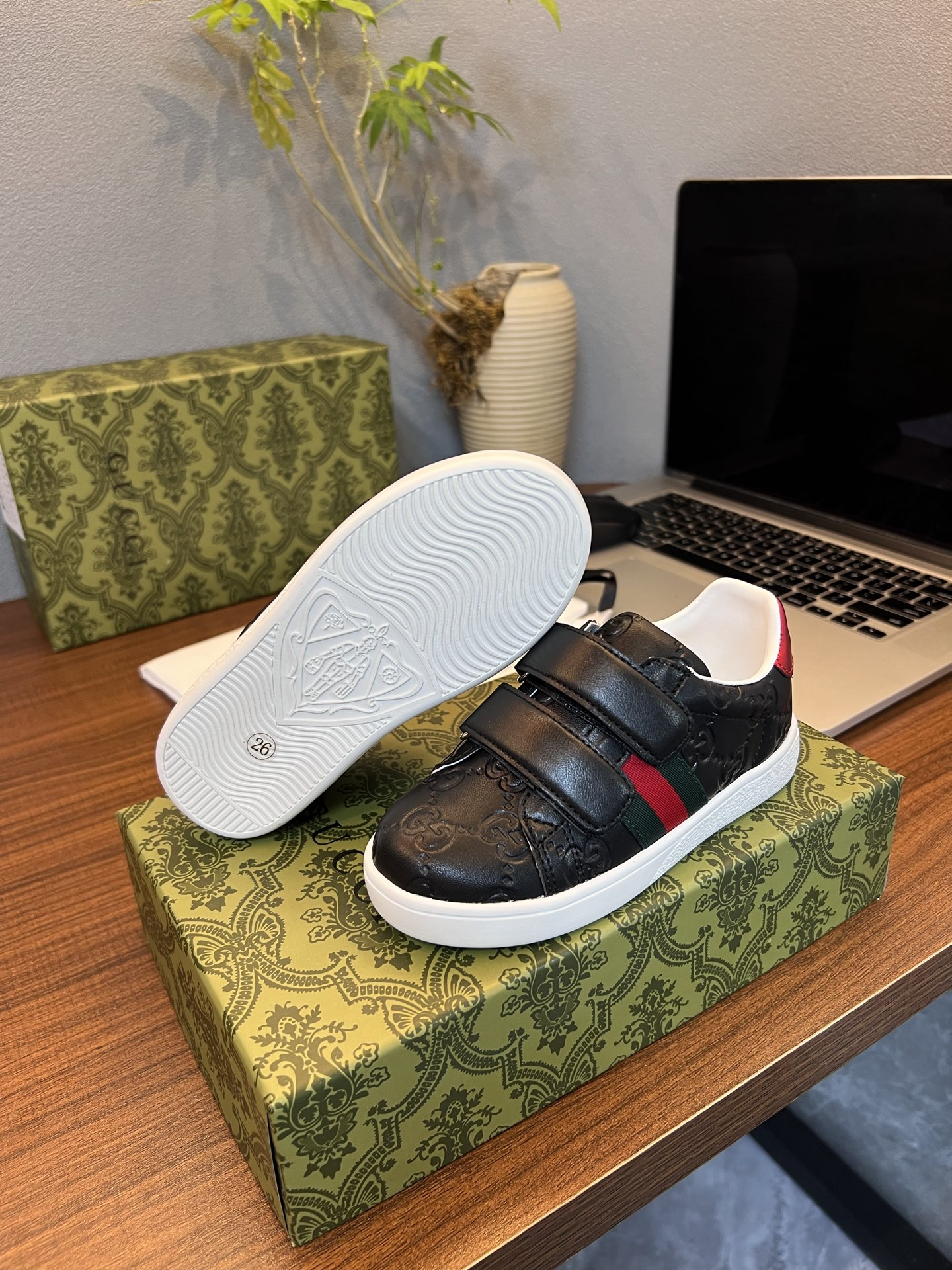 Children's shoes child